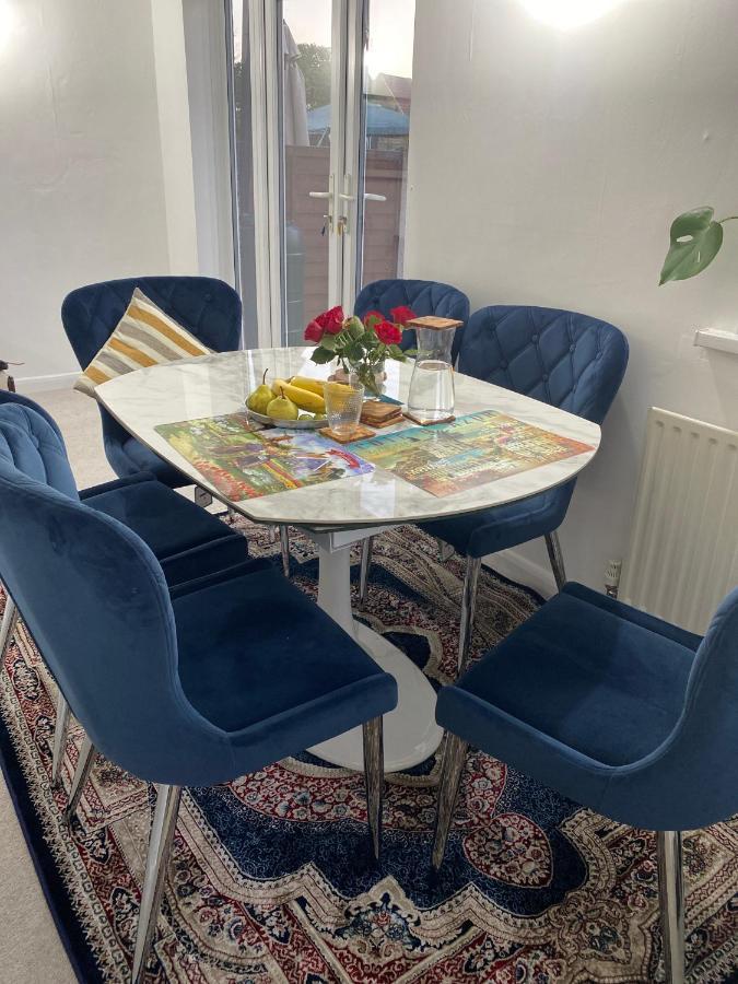 With Free Parking - Close To Heathrow Homestay *