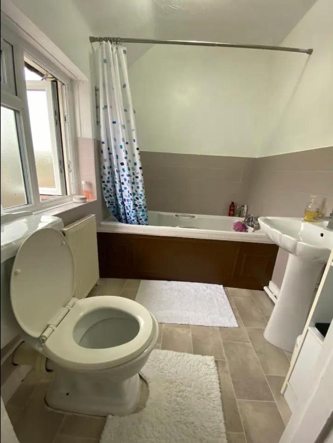 With Free Parking - Close To Heathrow