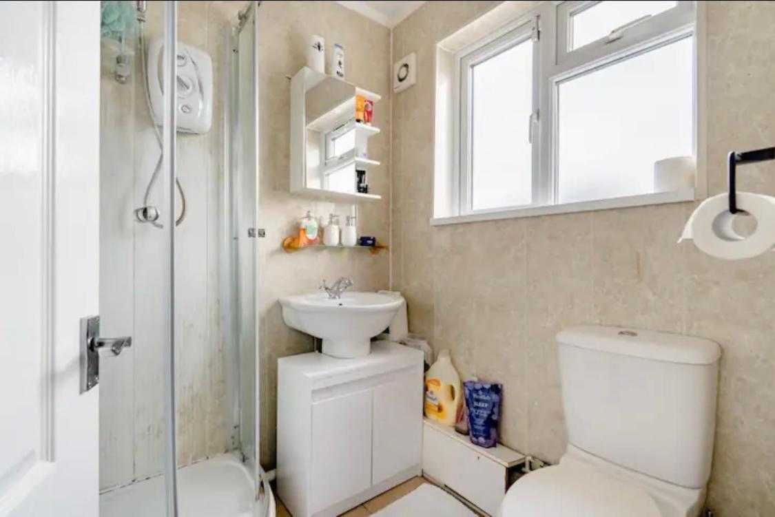 Homestay With Free Parking - Close To Heathrow *